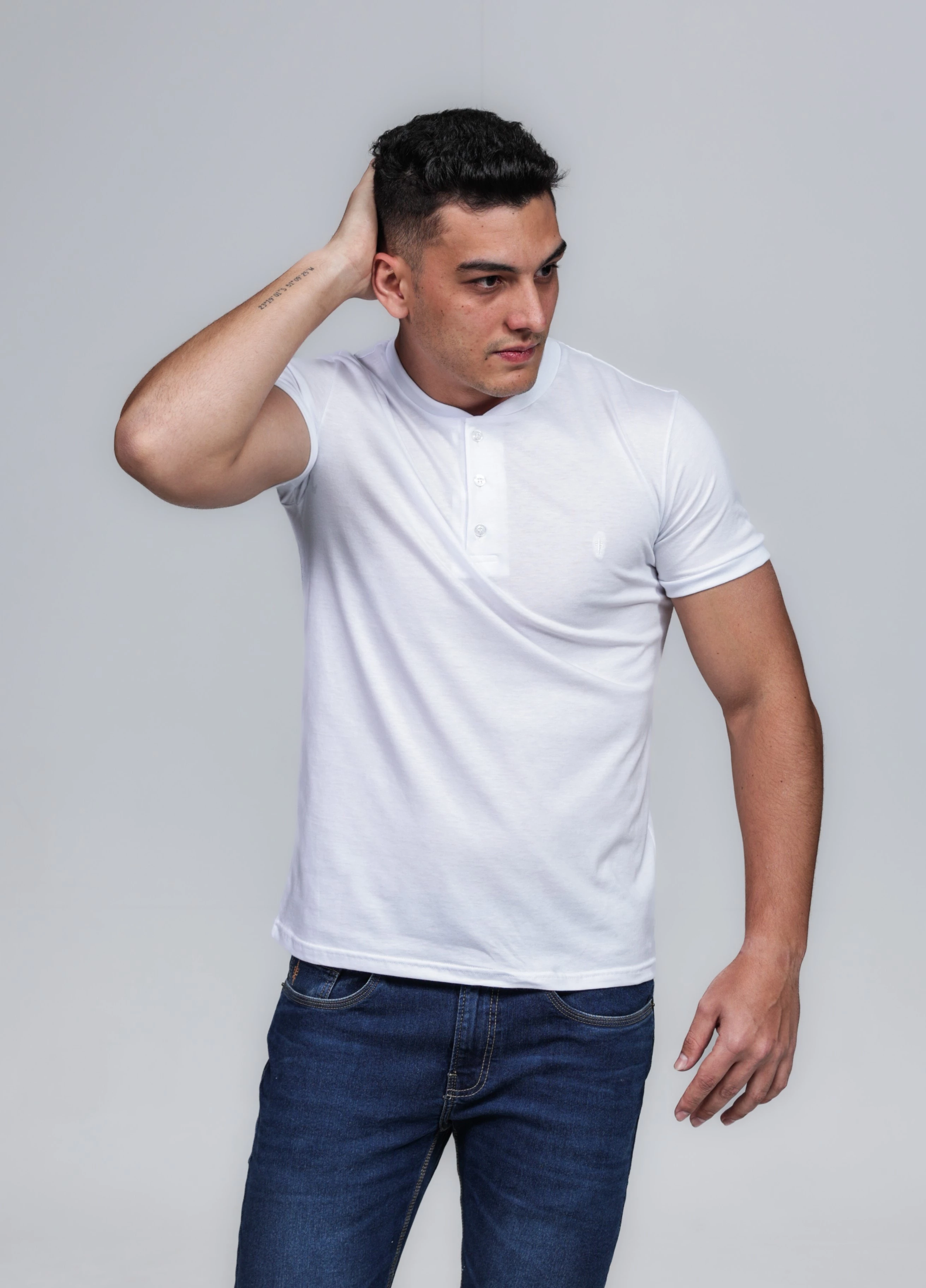 CAMISETA MASCULINA GOLA PORTUGUESA ALGODÃO PIMA BRANCA