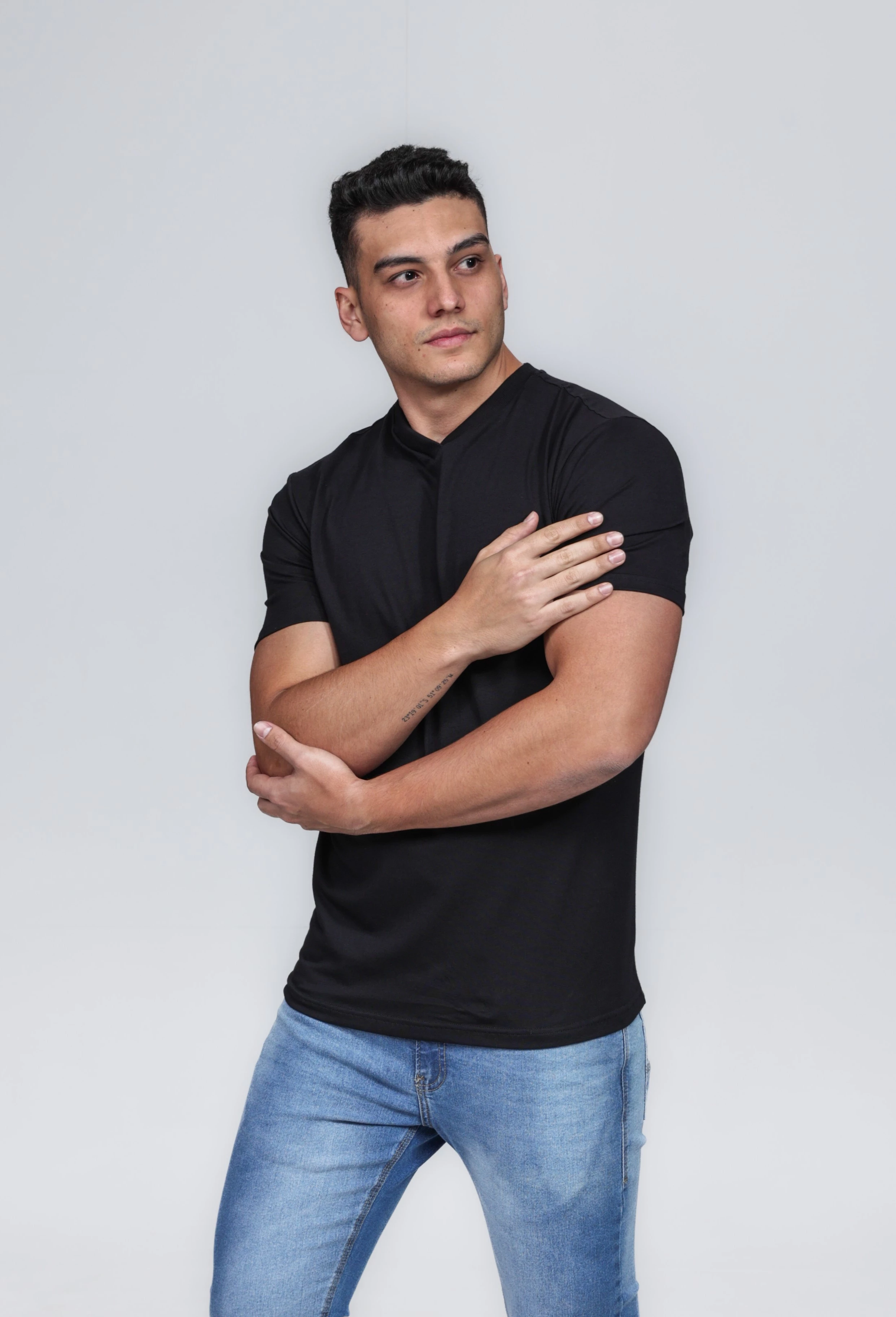 CAMISETA MASCULINA GOLA V 100% ALGODÃO PRETA CONFORT
